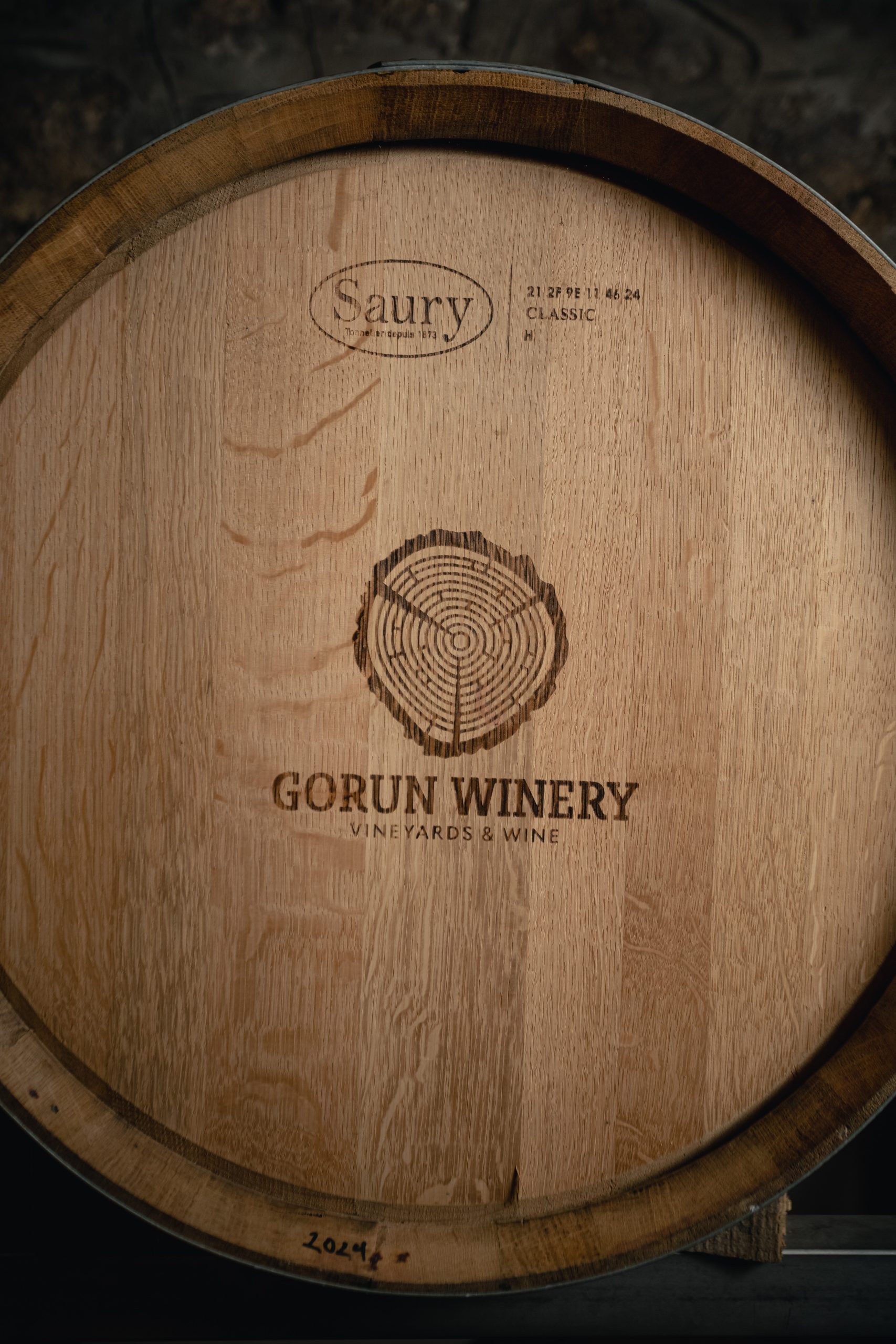 „Френски дъбови бъчви в избата на Gorun Winery“