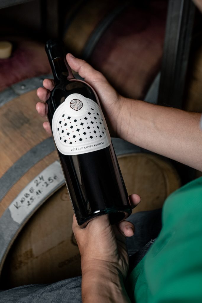 „Поставяне на етикета на Cuvée Reserve 2022“